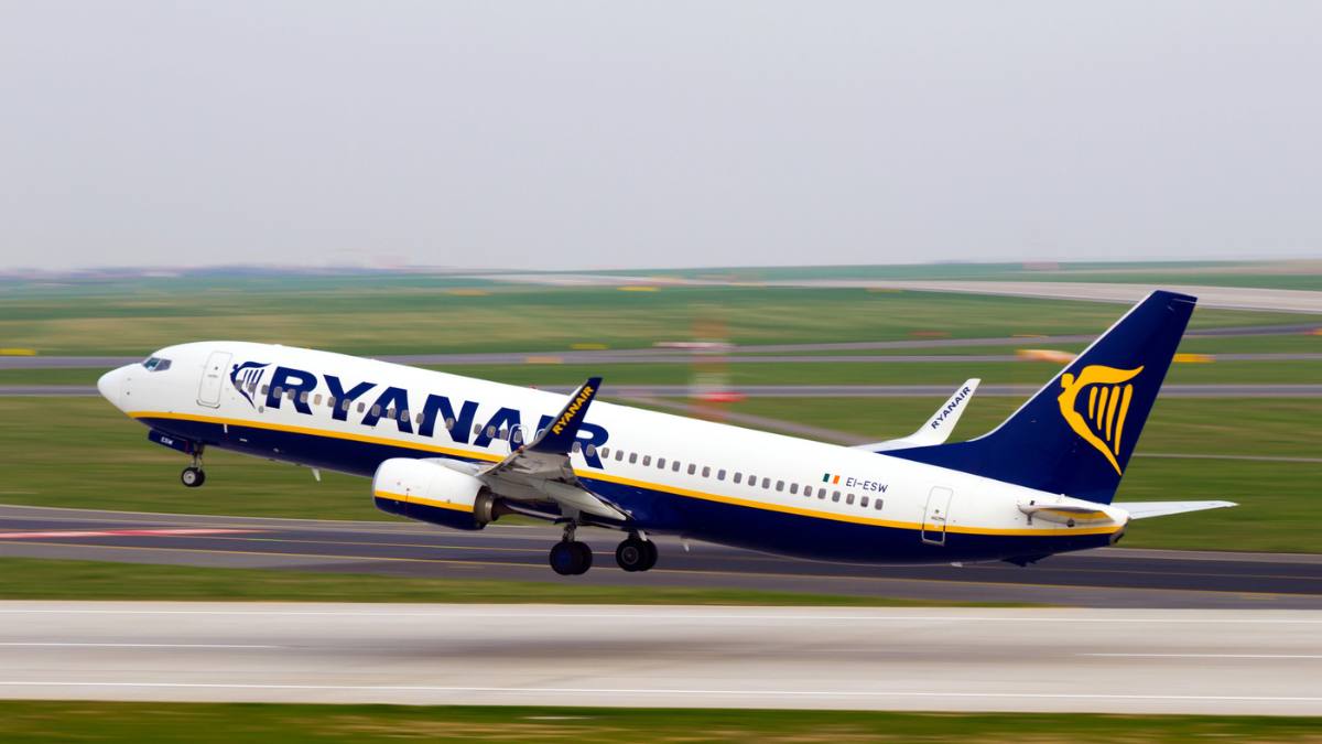 Ryanair taie mii de zboruri în această iarnă. Imagine cu un avion Ryanair care decolează