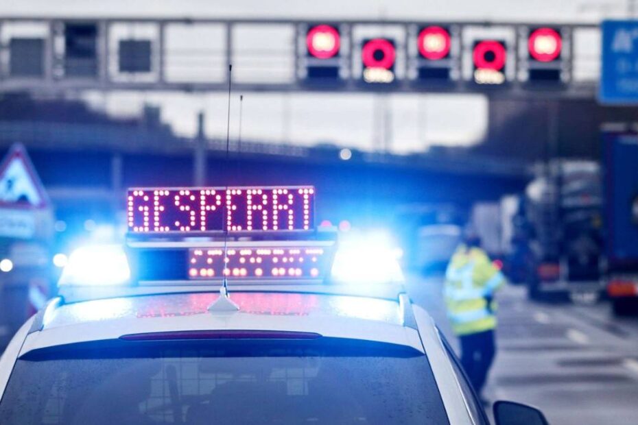 Mașină de poliție pe o autostradă din Germania, cu mesajul „GESPERRT” care anunță închiderea circulației