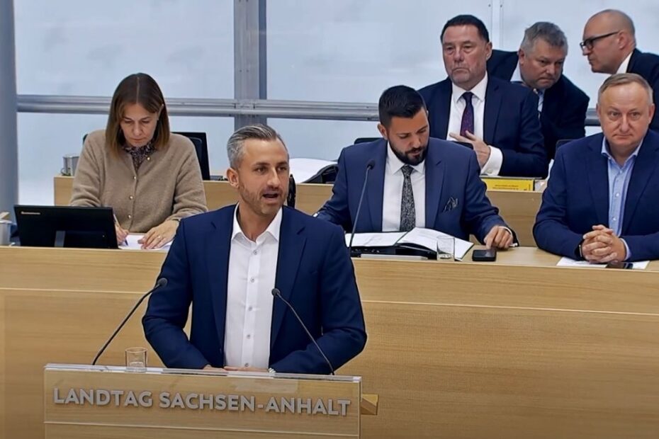 Ulrich Siegmund, liderul parlamentar al AfD, susține un discurs la tribuna Parlamentului regional din Saxonia-Anhalt, Germania, în timpul dezbaterilor politice.