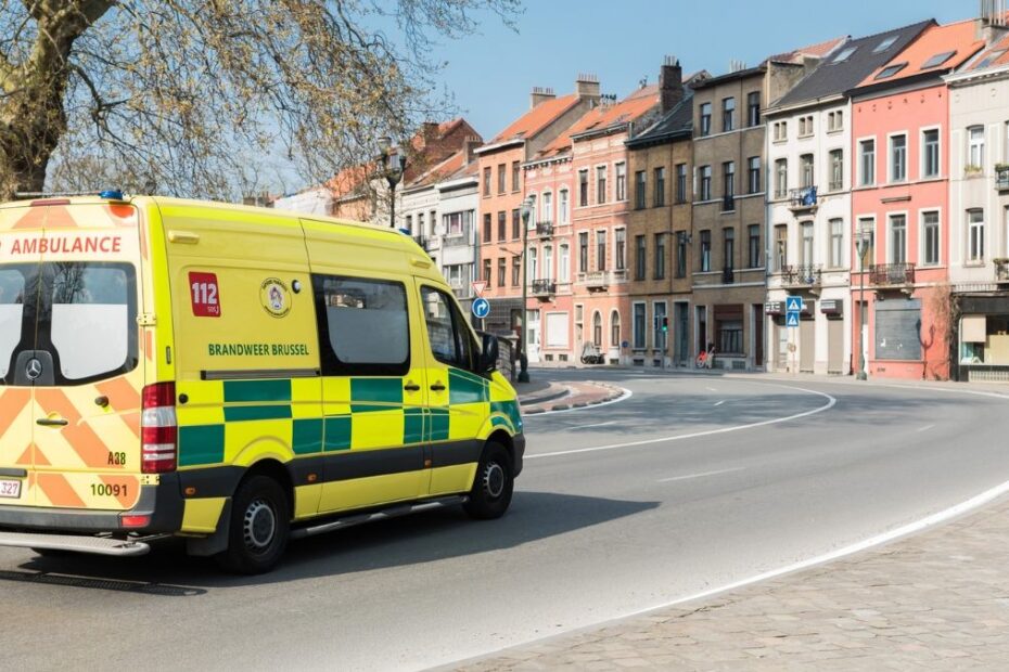 Ambulanță galbenă a serviciului de urgență din Bruxelles, pe o stradă din Belgia