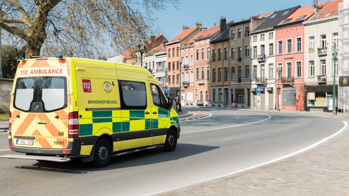 Ambulanță galbenă a serviciului de urgență din Bruxelles, pe o stradă din Belgia