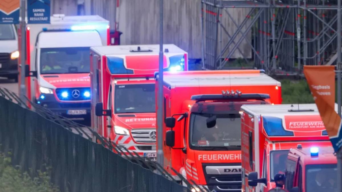 Ambulanțe și autospeciale ale pompierilor din Germania, cu girofarurile aprinse, în contextul reformei serviciilor medicale de urgență aprobate de Bundestag.