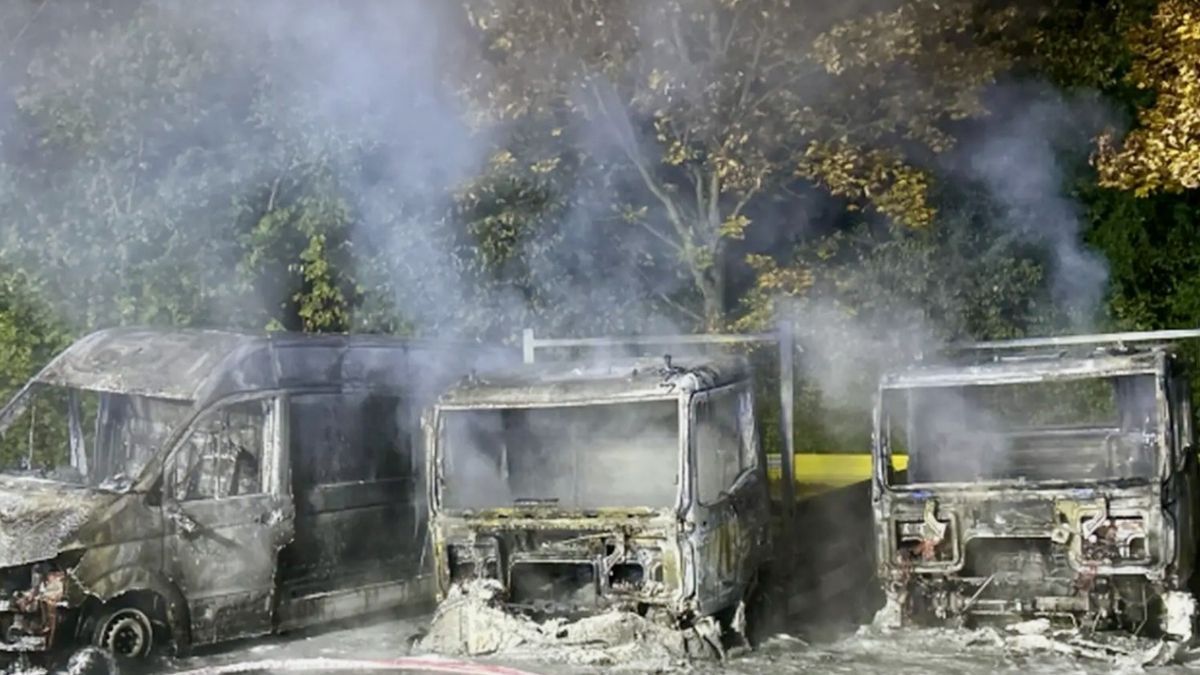 Camioane și o autoutilitară distruse de incendiu, cu fum deasupra vehiculelor, la centrul MAN din Leipzig