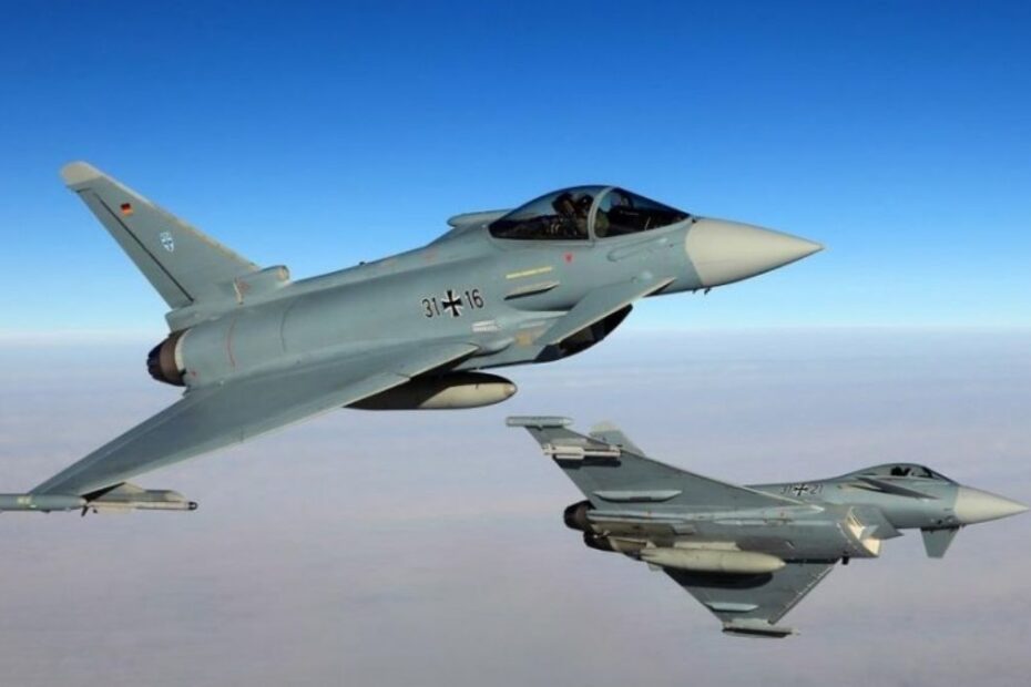Două avioane de vânătoare Eurofighter Typhoon ale Forțelor Aeriene Germane în zbor, imagine ilustrativă pentru intervenția militară de urgență după pierderea contactului radio cu un avion British Airways.