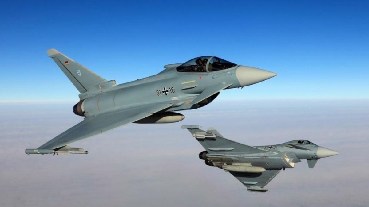 Două avioane de vânătoare Eurofighter Typhoon ale Forțelor Aeriene Germane în zbor, imagine ilustrativă pentru intervenția militară de urgență după pierderea contactului radio cu un avion British Airways.