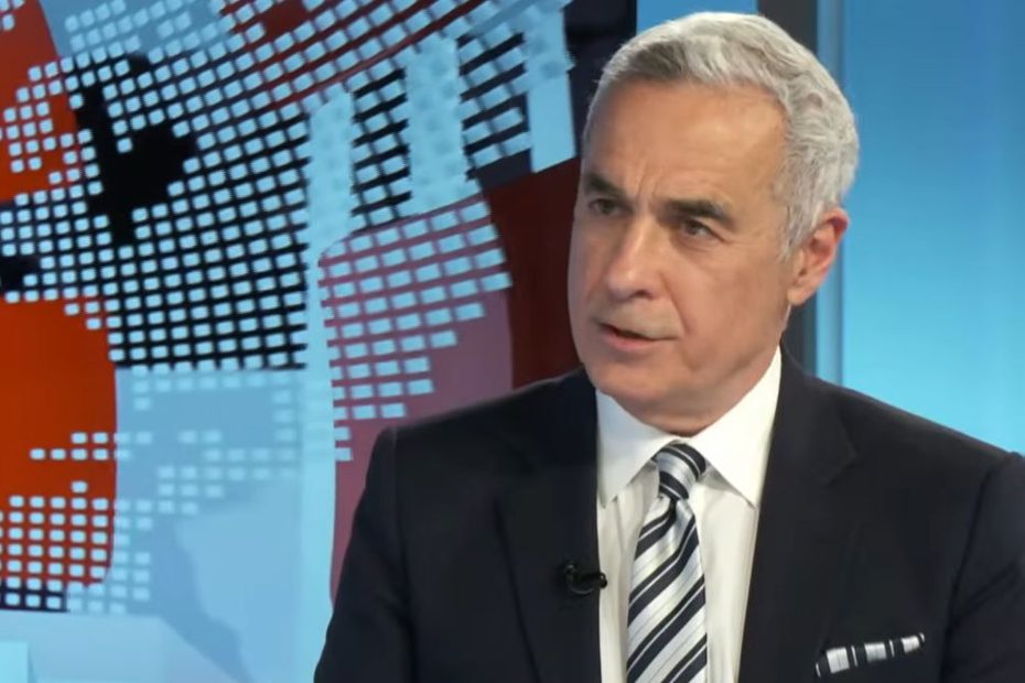 Călin Georgescu în timpul unei apariții televizate, înaintea arestării preventive dispuse de Curtea de Apel București