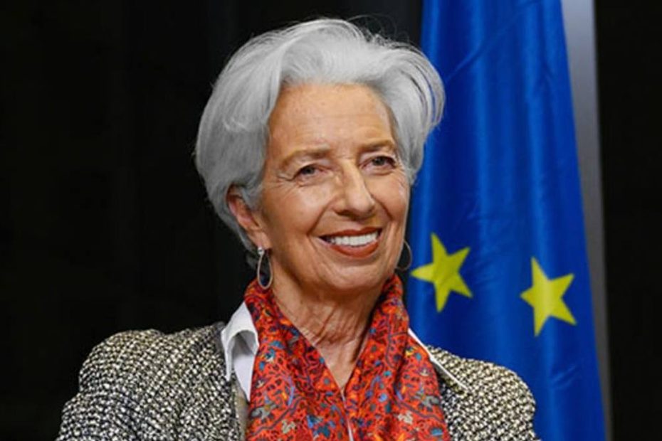 Christine Lagarde, președinta Băncii Centrale Europene (BCE), zâmbind în fața drapelului Uniunii Europene, în contextul informațiilor privind posibila sa plecare anticipată de la conducerea BCE.