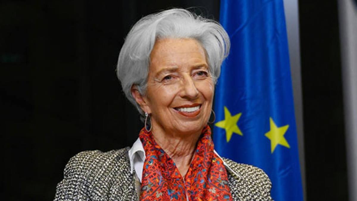 Christine Lagarde, președinta Băncii Centrale Europene (BCE), zâmbind în fața drapelului Uniunii Europene, în contextul informațiilor privind posibila sa plecare anticipată de la conducerea BCE.