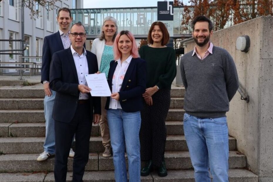 Ioana Păcurar primește diploma premiului DAAD alături de reprezentanții Universității din Landshut