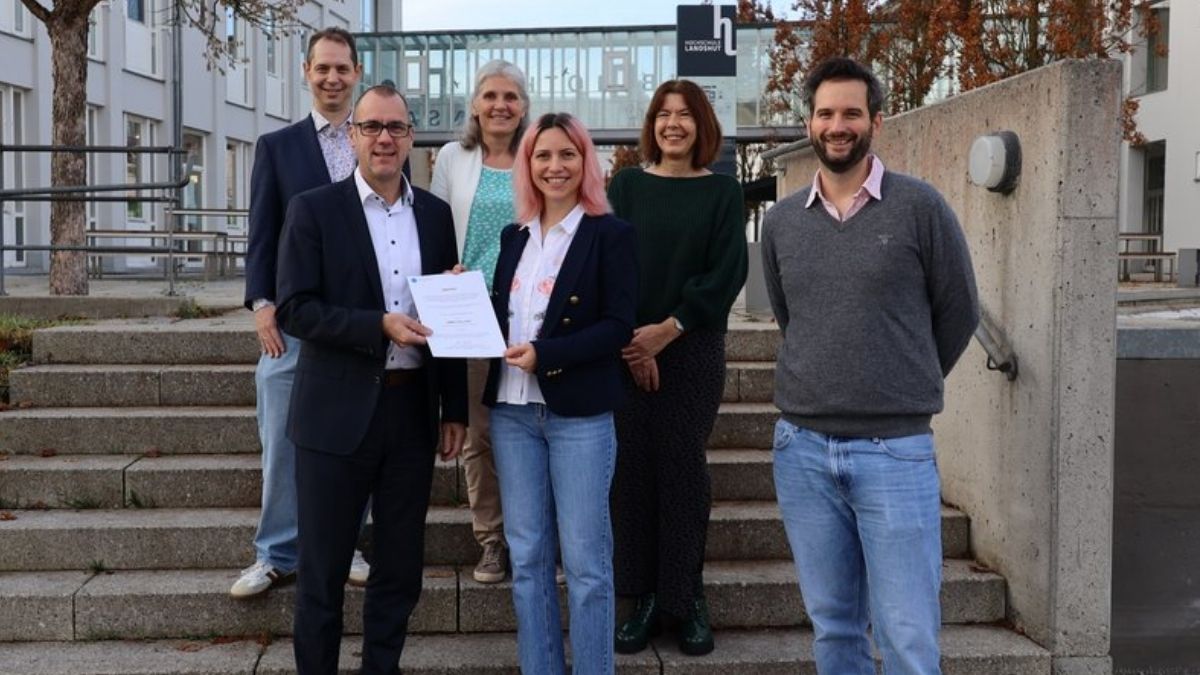 Ioana Păcurar primește diploma premiului DAAD alături de reprezentanții Universității din Landshut