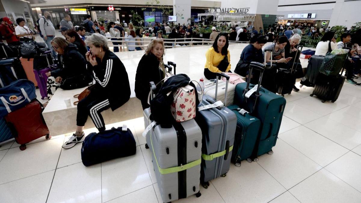 compania aeriană suspendă zborurile