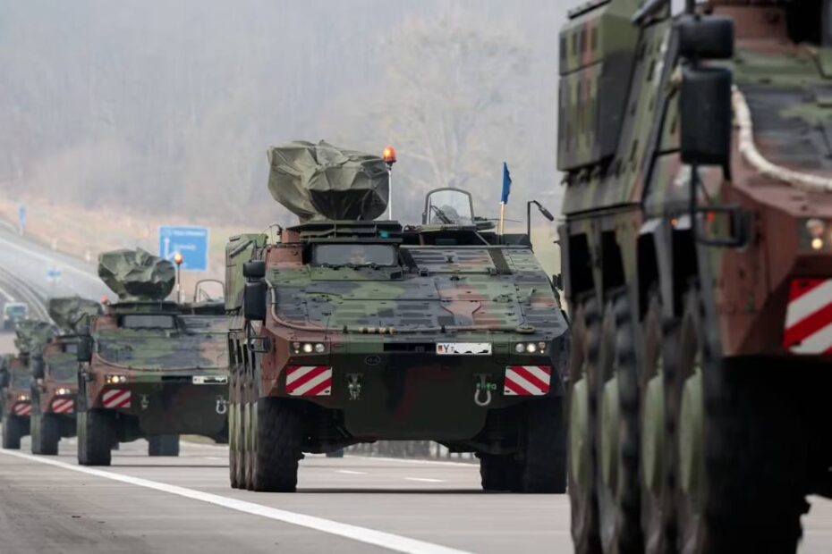 Convoi de vehicule militare blindate ale Bundeswehr pe o șosea din Germania, imagine ilustrativă pentru avertismentul armatei germane privind riscul unor atacuri de sabotaj rusesc.