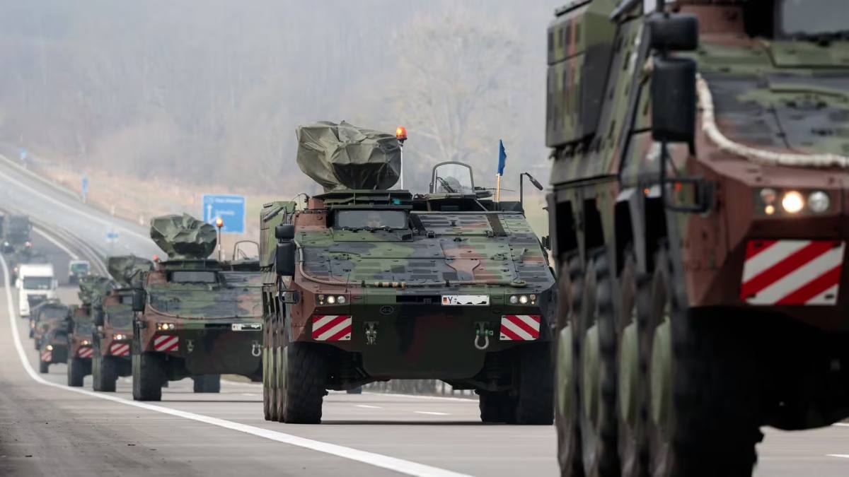 Convoi de vehicule militare blindate ale Bundeswehr pe o șosea din Germania, imagine ilustrativă pentru avertismentul armatei germane privind riscul unor atacuri de sabotaj rusesc.