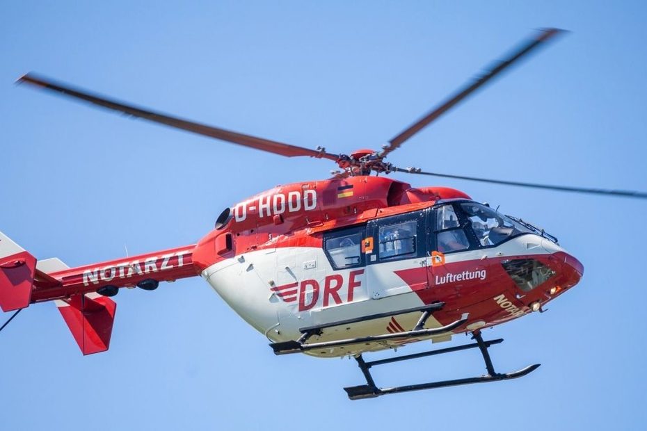 Elicopter de salvare în zbor, imagine ilustrativă pentru accidentul din Bavaria în care doi copii de 11 ani au fost răniți.
