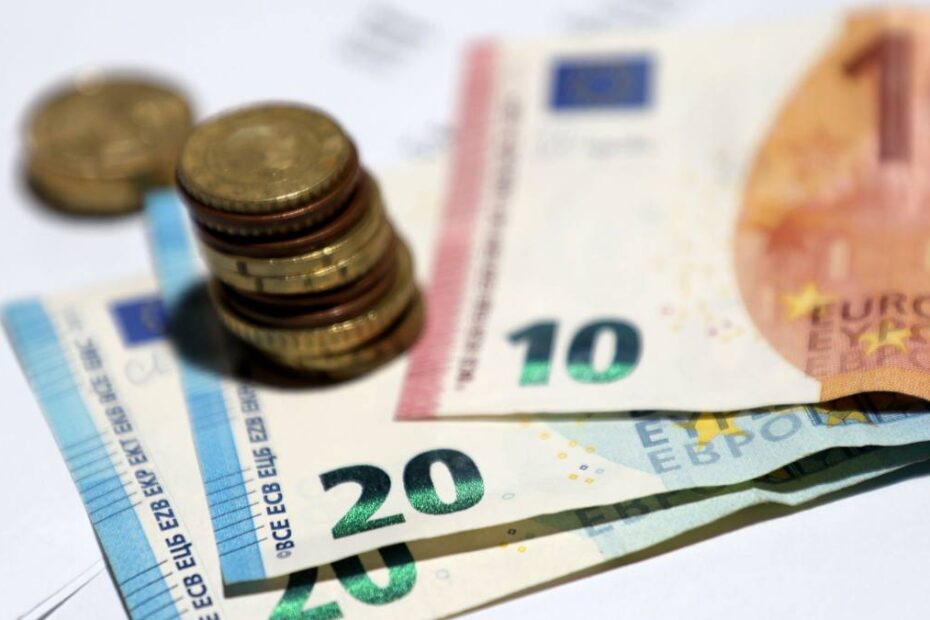 euro la minimul ultimelor 17 luni