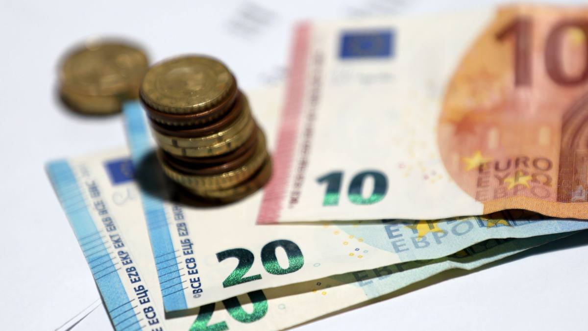 euro la minimul ultimelor 17 luni