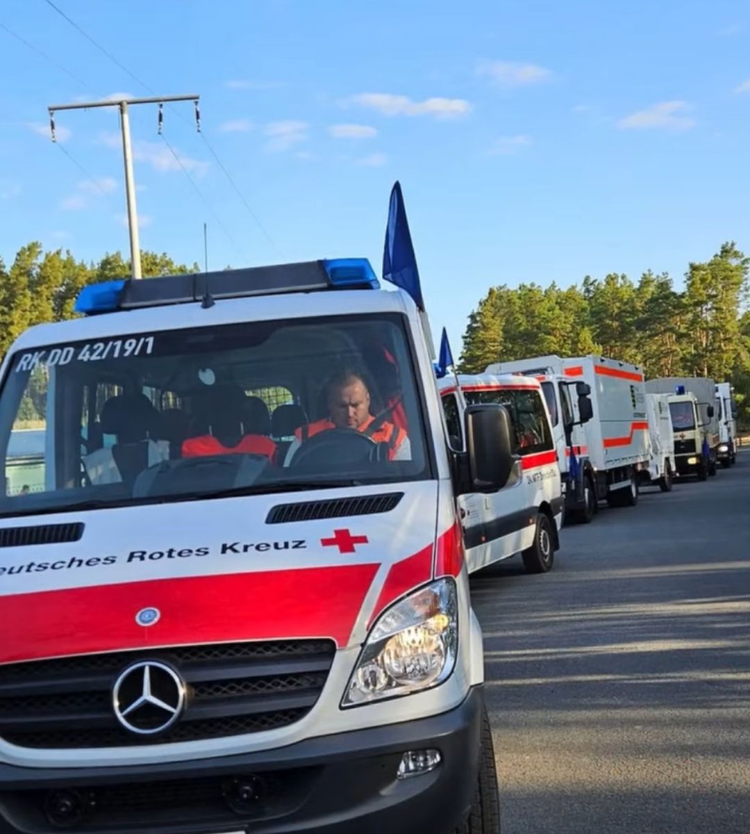 Ambulanțe ale Crucii Roșii Germane participă la un exercițiu de apărare civilă, simulând intervenția în cazul unui conflict militar care implică NATO.
