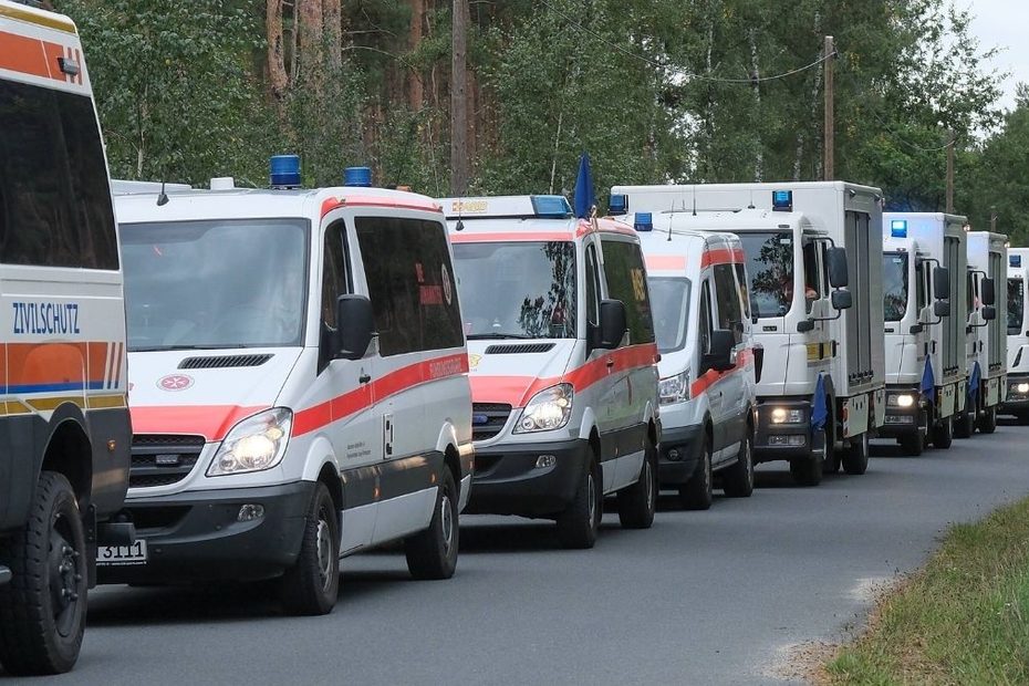 Convoi de ambulanțe și vehicule de protecție civilă din Germania, mobilizate pentru un exercițiu de intervenție în cazul unui atac asupra NATO.