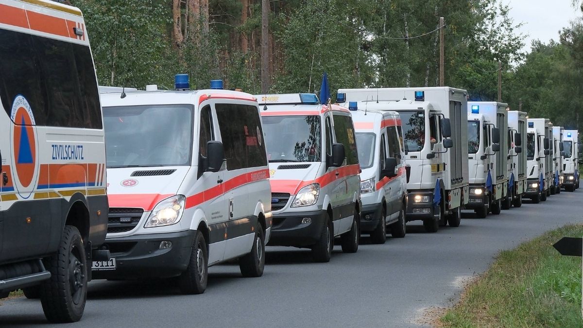 Convoi de ambulanțe și vehicule de protecție civilă din Germania, mobilizate pentru un exercițiu de intervenție în cazul unui atac asupra NATO.