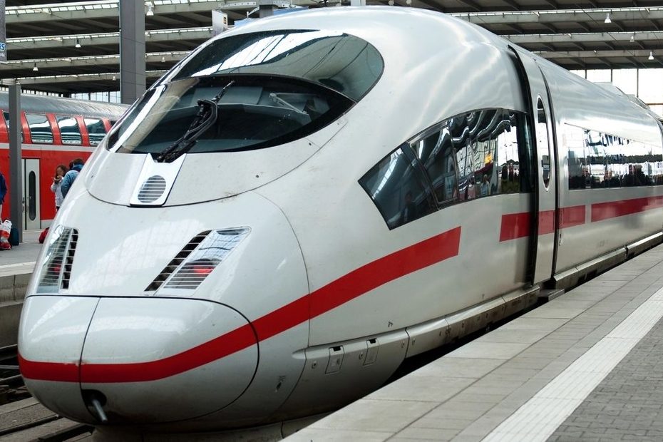 Tren de mare viteză ICE al Deutsche Bahn, oprit la peron într-o gară din Germania, unde se aplică noua interdicție privind consumul de alcool.