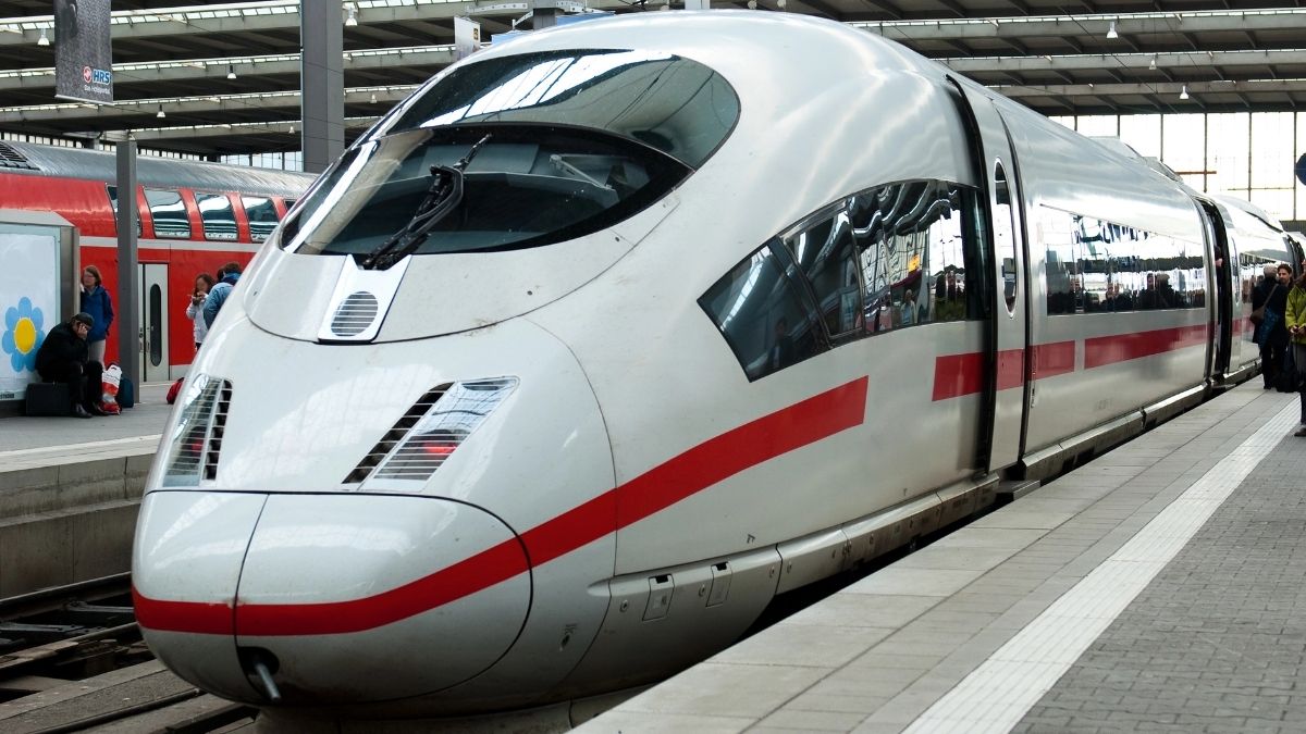 Tren de mare viteză ICE al Deutsche Bahn, oprit la peron într-o gară din Germania, unde se aplică noua interdicție privind consumul de alcool.