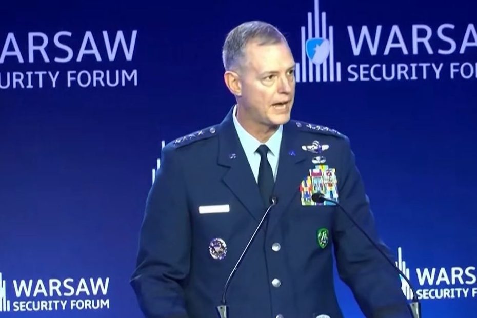 Generalul american Alexus Grynkewich, comandantul suprem al forțelor NATO din Europa, susține un discurs la Forumul de Securitate de la Varșovia, în uniformă militară.