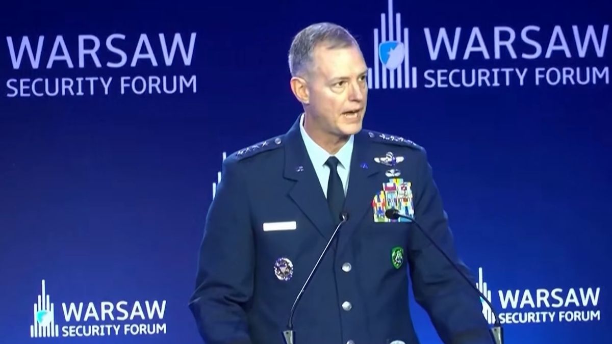 Generalul american Alexus Grynkewich, comandantul suprem al forțelor NATO din Europa, susține un discurs la Forumul de Securitate de la Varșovia, în uniformă militară.