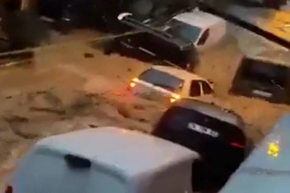 Mașini surprinse de viitură pe o stradă din Istanbul, după ploile torențiale care au provocat inundații puternice.