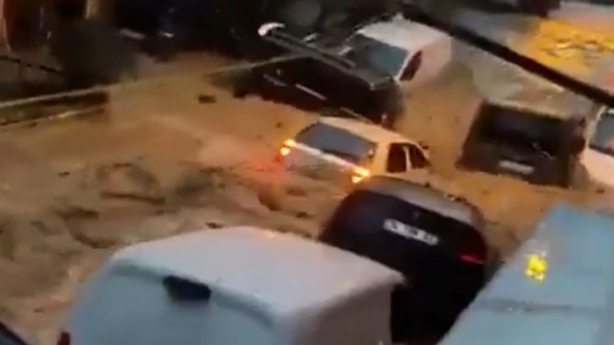 Mașini surprinse de viitură pe o stradă din Istanbul, după ploile torențiale care au provocat inundații puternice.