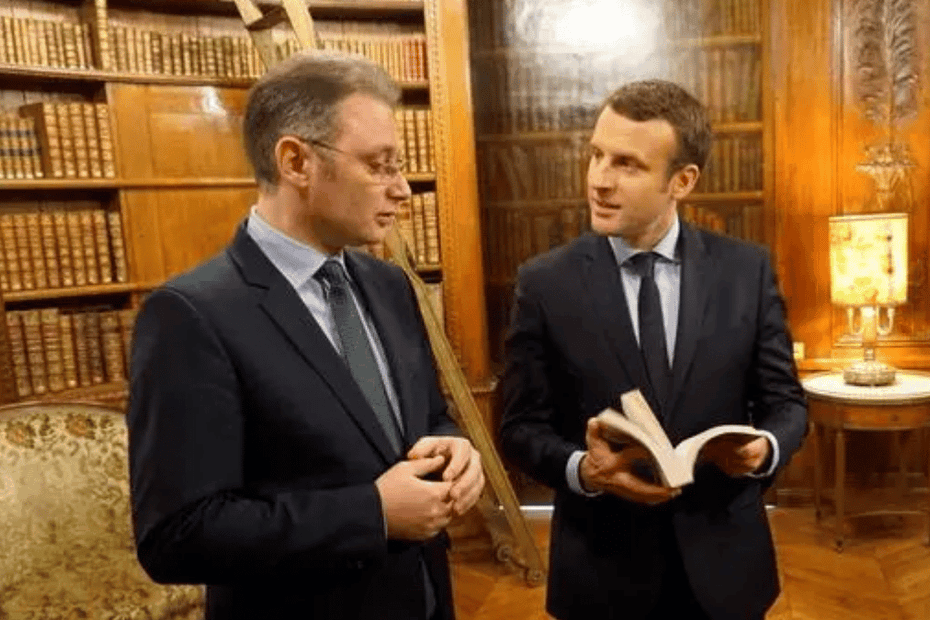 Luca Niculescu alături de Emmanuel Macron, în perioada în care diplomatul român era ambasador al României în Franța