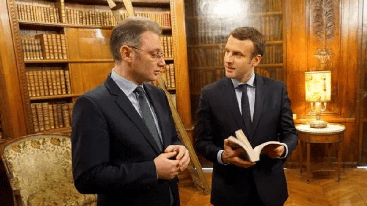 Luca Niculescu alături de Emmanuel Macron, în perioada în care diplomatul român era ambasador al României în Franța