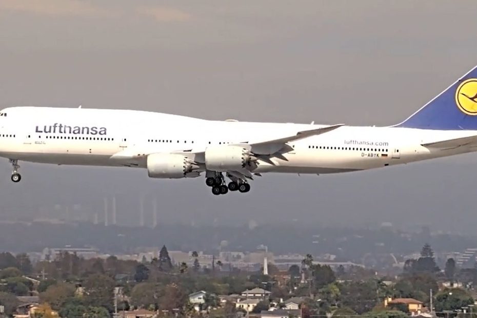 Avion Boeing 747-8 Lufthansa, cu trenul de aterizare coborât, surprins în apropierea aeroportului din Los Angeles, unde a fost nevoit să întrerupă o aterizare periculoasă.