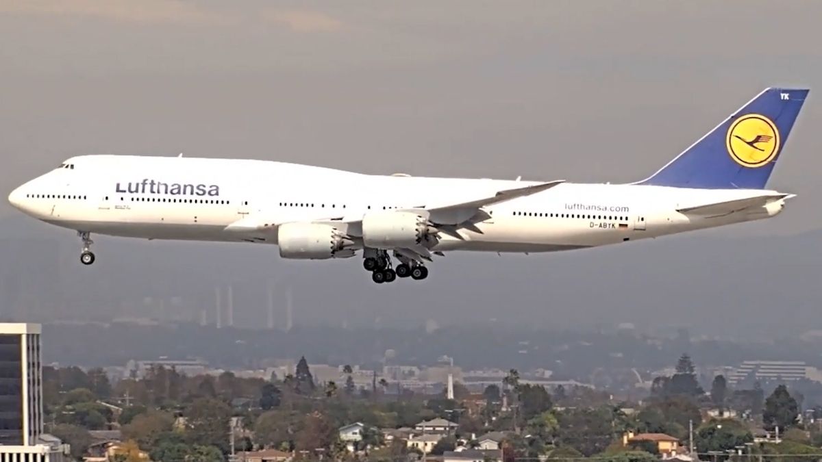 Avion Boeing 747-8 Lufthansa, cu trenul de aterizare coborât, surprins în apropierea aeroportului din Los Angeles, unde a fost nevoit să întrerupă o aterizare periculoasă.