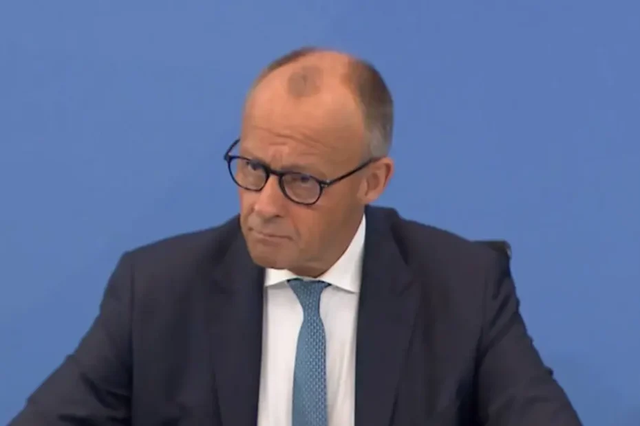 Friedrich Merz, în costum închis și cravată albastră, în timpul unei intervenții publice