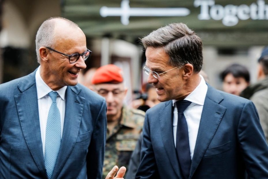 Friedrich Merz și Mark Rutte la ceremonia în care NATO a primit Premiul pentru Pace Westfaliană
