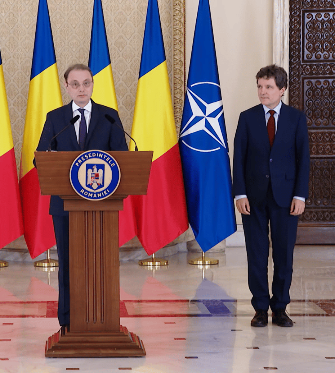Luca Niculescu alături de președintele Nicușor Dan, la Palatul Cotroceni, în fața drapelelor României și NATO