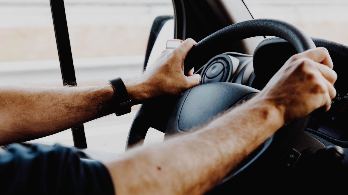 Permis categoria B și noile reguli UE pentru vehicule mai grele – șofer cu mâinile pe volanul unui autovehicul, imagine ilustrativă.