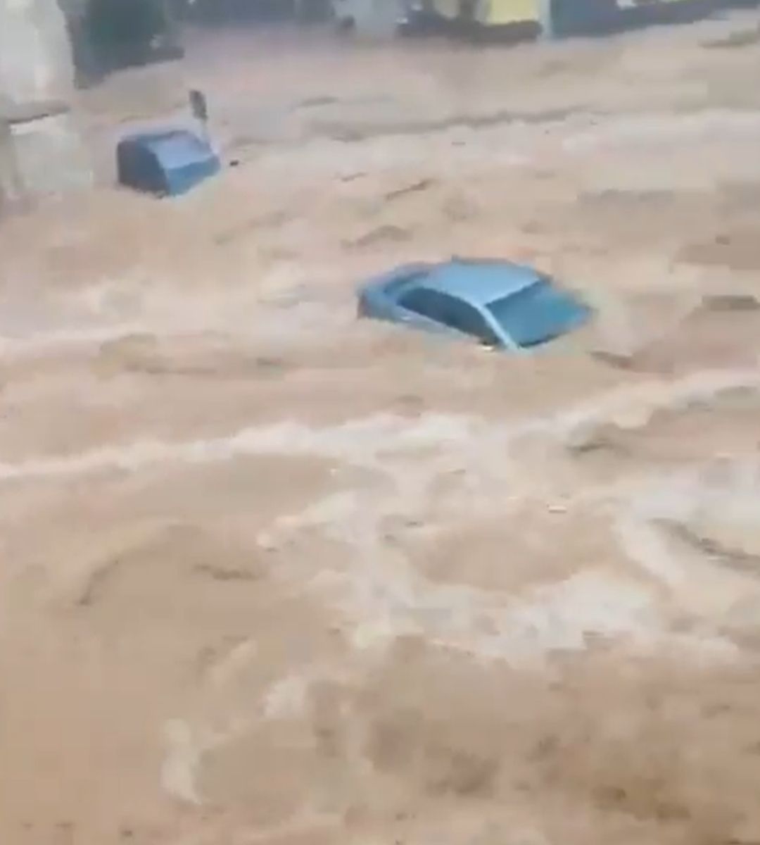 Mașini aproape acoperite de viitură în timpul inundațiilor devastatoare din Spania