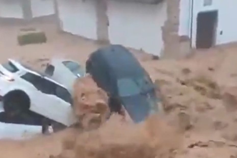 Mașini aproape acoperite de viitură în timpul inundațiilor devastatoare din Spania