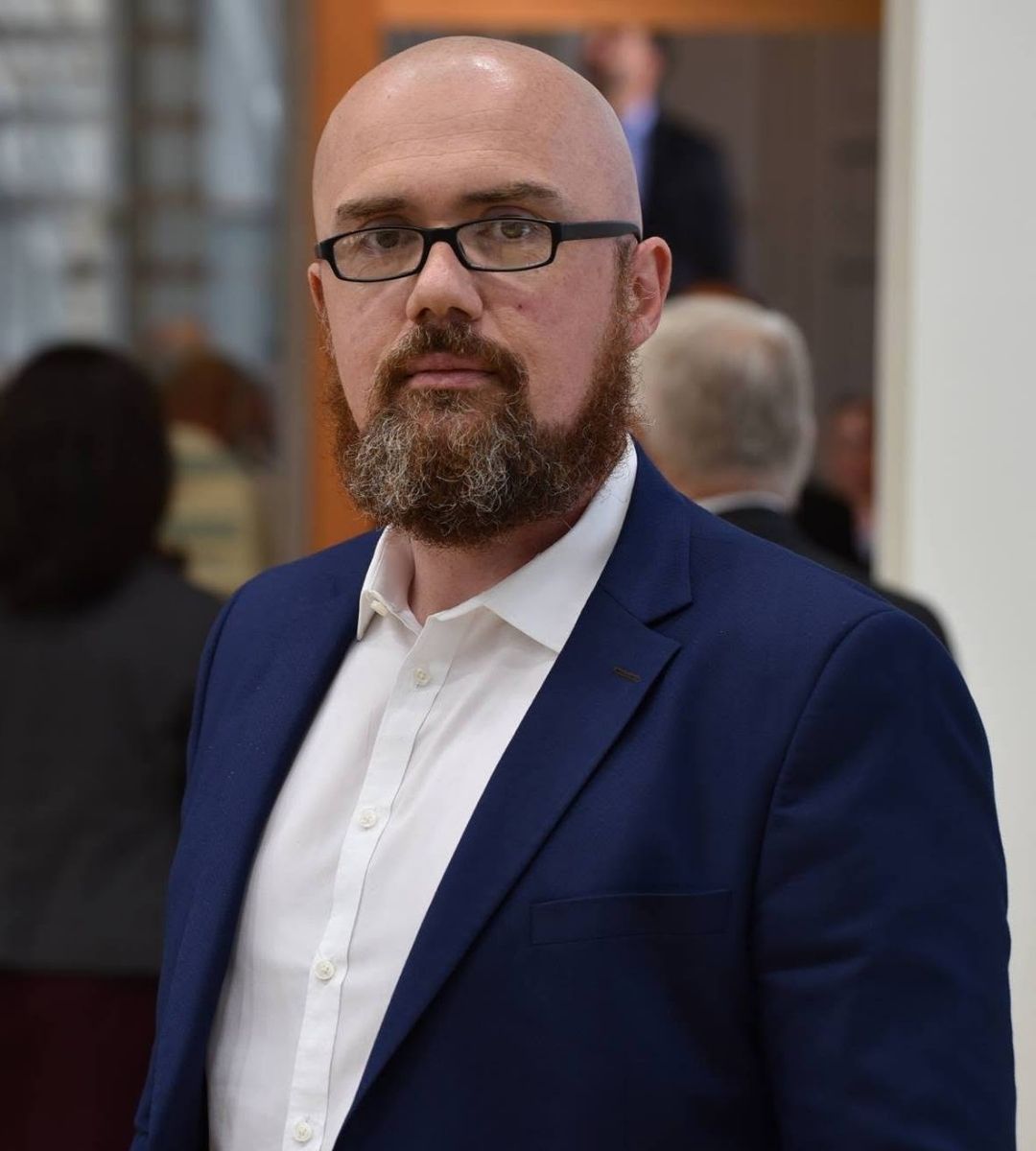 Hans-Thomas Tillschneider, politician AfD născut la Timișoara, fotografiat în interiorul unei clădiri