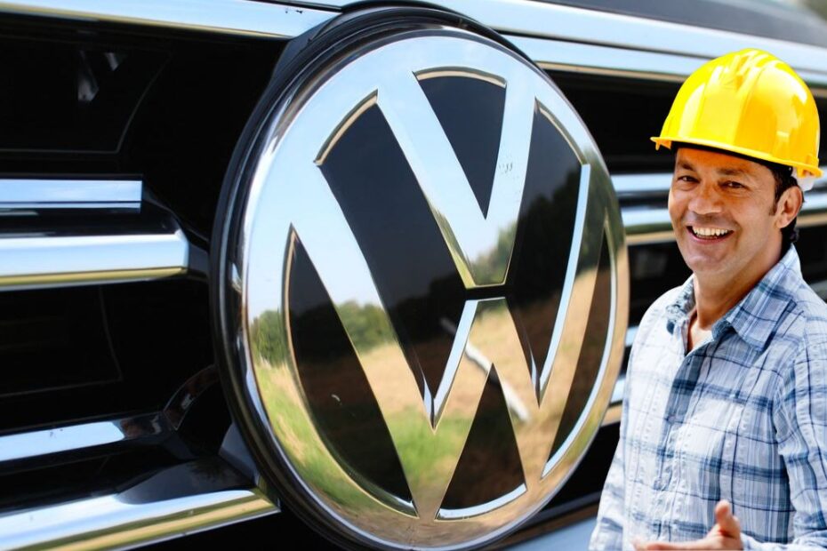 Bărbat cu cască de protecție lângă sigla Volkswagen, imagine ilustrativă pentru salariile din Germania
