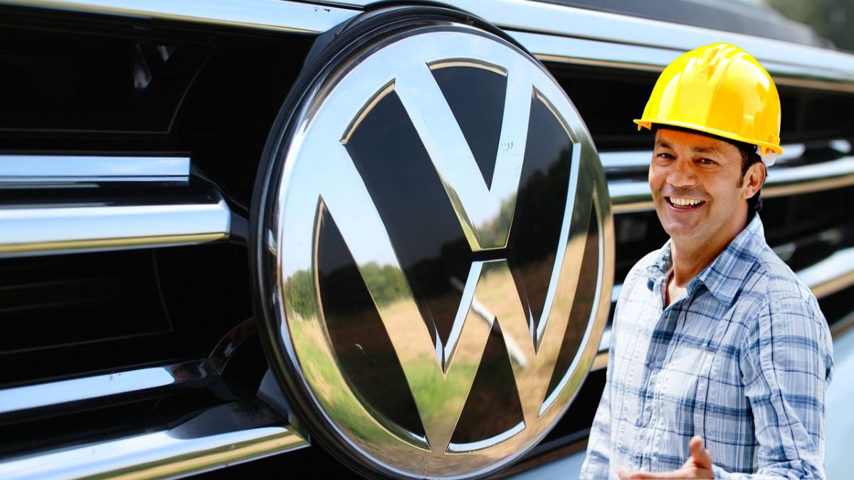 Bărbat cu cască de protecție lângă sigla Volkswagen, imagine ilustrativă pentru salariile din Germania