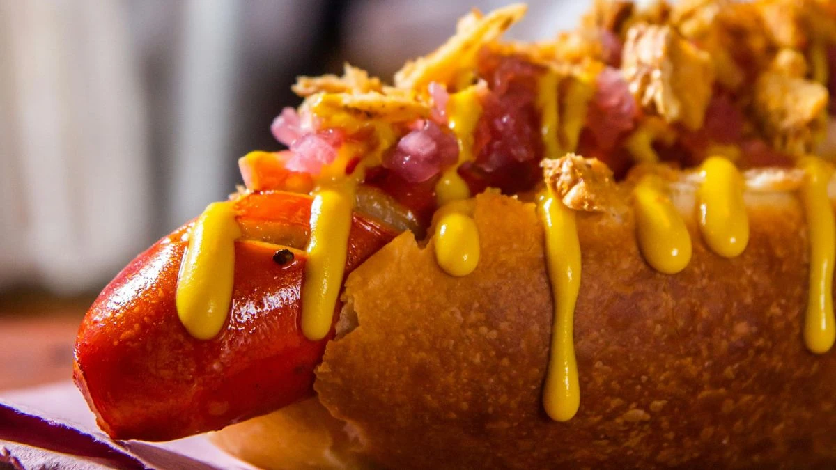 Hotdog cu muștar galben, fotografie ilustrativă pentru testul muștarurilor din supermarketuri