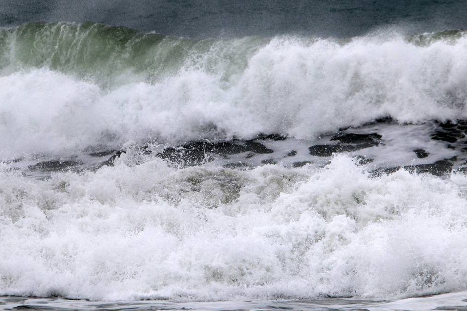 Valuri uriașe se sparg cu putere în ocean, formând spumă albă, imagine ilustrativă pentru fenomenul climatic El Niño.