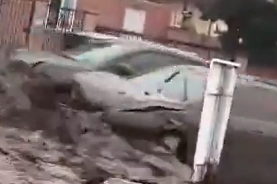 Mașină surprinsă de o viitură violentă, împinsă de torenți de apă și noroi pe o stradă din Santiago, Chile