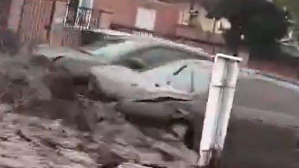 Mașină surprinsă de o viitură violentă, împinsă de torenți de apă și noroi pe o stradă din Santiago, Chile