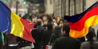 Românii sunt în topul populației din Germania - Foto mulțime si drapele România și Germania
