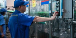 Un tânăr de 19 ani a fost tras într-o mașină de tocat carne