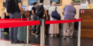 Sfârșitul descălțării la controlul de securitate Foto: pasageri la ghișeele de check-in