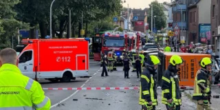 Un TIR a intrat într-un bloc de locuințe